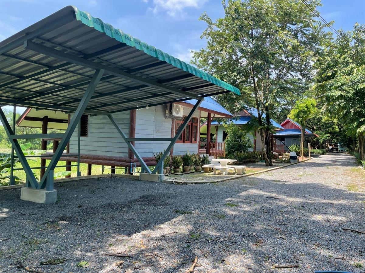 Rain Tree Cafe & Homestay Uthai Thani Exterior foto