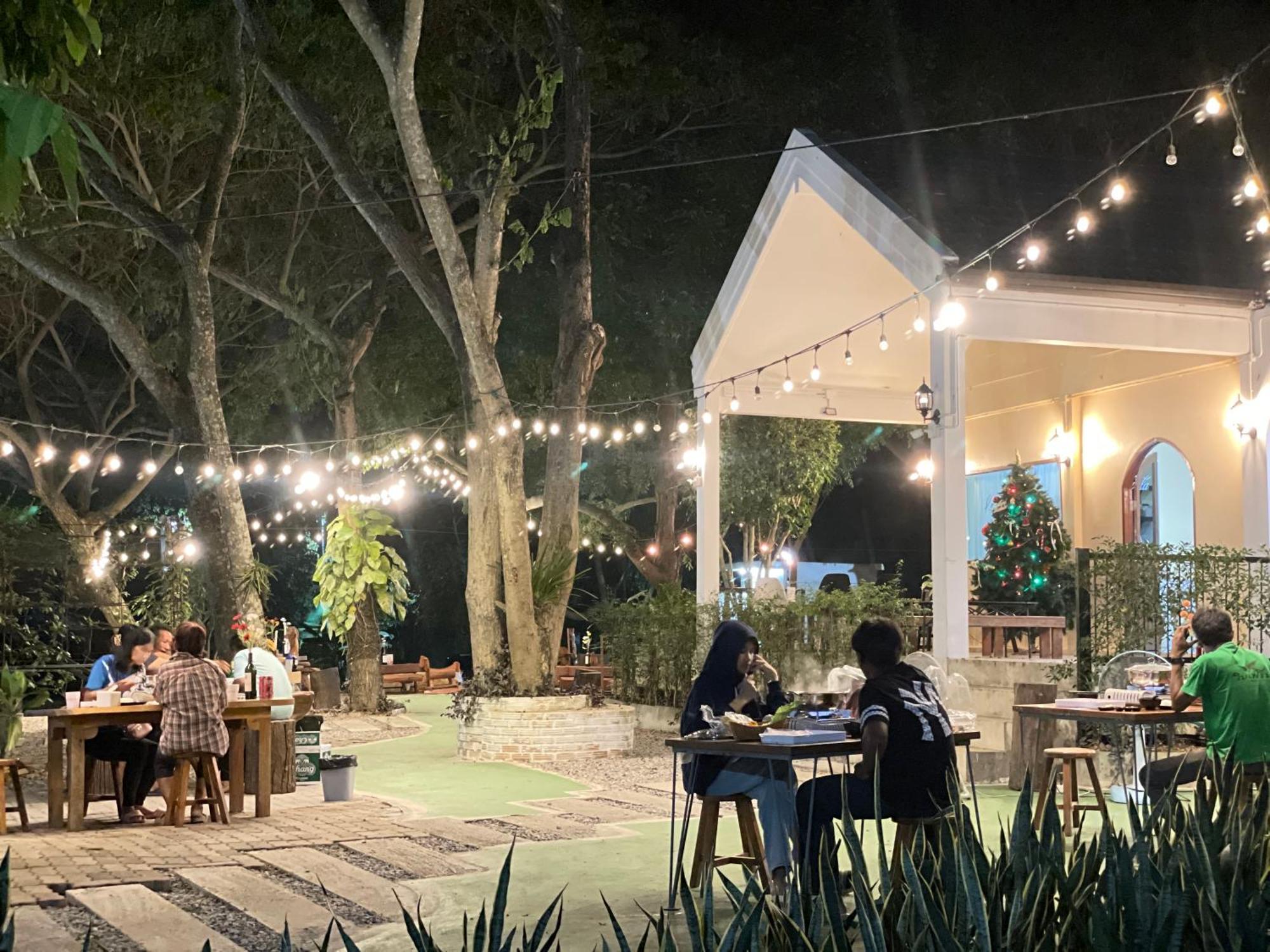 Rain Tree Cafe & Homestay Uthai Thani Exterior foto