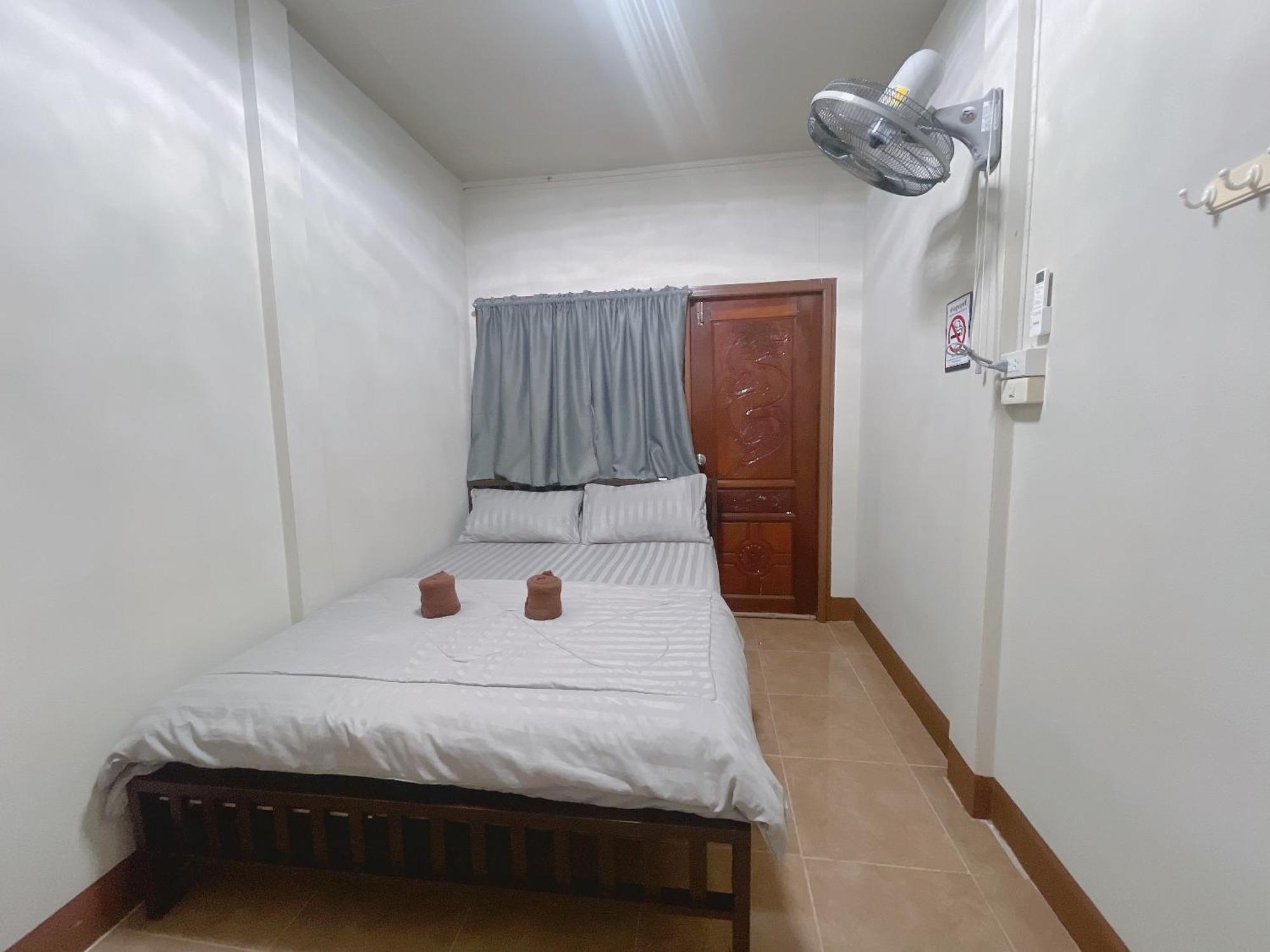 Rain Tree Cafe & Homestay Uthai Thani Exterior foto